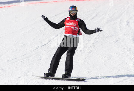 Feldberg, Germania. 12 Feb, 2017. Alex Pullin dall Australia cheers dopo aver attraversato la linea del traguardo al snow board cross di Coppa del Mondo a Feldberg, Germania, 12 febbraio 2017. Foto: Patrick Seeger/dpa/Alamy Live News Foto Stock