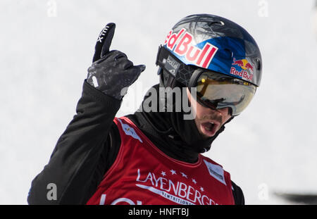 Feldberg, Germania. 12 Feb, 2017. Alex Pullin dall Australia cheers dopo aver attraversato la linea del traguardo al snow board cross di Coppa del Mondo a Feldberg, Germania, 12 febbraio 2017. Foto: Patrick Seeger/dpa/Alamy Live News Foto Stock