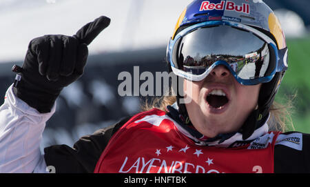 Feldberg, Germania. 12 Feb, 2017. Vincitore Eva Samkova dalla Repubblica ceca cheers dopo aver attraversato la linea del traguardo al snow board cross di Coppa del Mondo a Feldberg, Germania, 12 febbraio 2017. Foto: Patrick Seeger/dpa/Alamy Live News Foto Stock