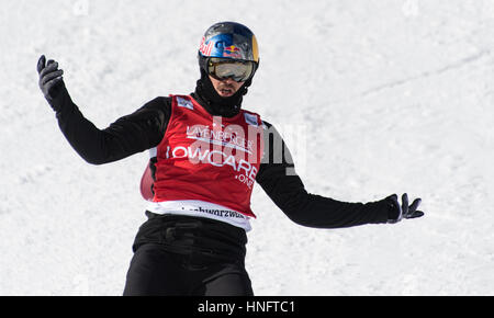 Feldberg, Germania. 12 Feb, 2017. Alex Pullin dall Australia cheers dopo aver attraversato la linea del traguardo al snow board cross di Coppa del Mondo a Feldberg, Germania, 12 febbraio 2017. Foto: Patrick Seeger/dpa/Alamy Live News Foto Stock