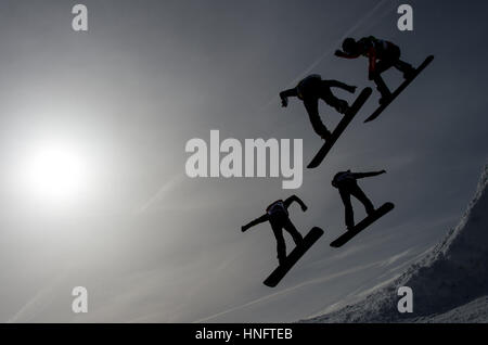 Feldberg, Germania. 12 Feb, 2017. Snow boarders saltare in aria contro la luce durante la snow board cross di Coppa del Mondo a Feldberg, Germania, 12 febbraio 2017. Foto: Patrick Seeger/dpa/Alamy Live News Foto Stock