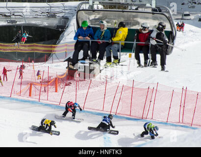 Feldberg, Germania. 12 Feb, 2017. Gli atleti sono in azione al di sotto di una gondola con gli sciatori durante la snow board cross di Coppa del Mondo a Feldberg, Germania, 12 febbraio 2017. Foto: Patrick Seeger/dpa/Alamy Live News Foto Stock