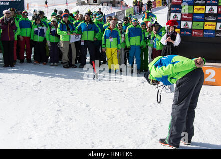 Feldberg, Germania. 12 Feb, 2017. Il sindaco del distretto Feldberg, Stefan Wirbser, archi basso prima che i soccorritori a snow board cross di Coppa del Mondo a Feldberg, Germania, 12 febbraio 2017. Foto: Patrick Seeger/dpa/Alamy Live News Foto Stock