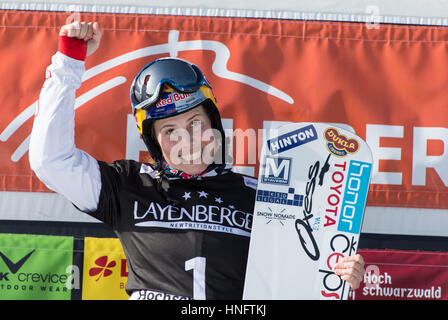 Feldberg, Germania. 12 Feb, 2017. Vincitore Eva Samkova dalla Repubblica ceca cheers sul vincitore il piedistallo al snow board cross di Coppa del Mondo a Feldberg, Germania, 12 febbraio 2017. Foto: Patrick Seeger/dpa/Alamy Live News Foto Stock