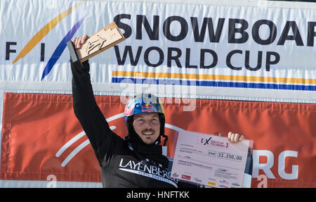 Feldberg, Germania. 12 Feb, 2017. Vincitore Alex Pullin dall Australia cheers sul vincitore il piedistallo al snow board cross di Coppa del Mondo a Feldberg, Germania, 12 febbraio 2017. Foto: Patrick Seeger/dpa/Alamy Live News Foto Stock