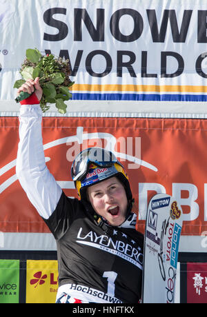 Feldberg, Germania. 12 Feb, 2017. Vincitore Eva Samkova dalla Repubblica ceca cheers sul vincitore il piedistallo al snow board cross di Coppa del Mondo a Feldberg, Germania, 12 febbraio 2017. Foto: Patrick Seeger/dpa/Alamy Live News Foto Stock