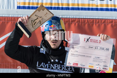 Feldberg, Germania. 12 Feb, 2017. Vincitore Alex Pullin dall Australia cheers sul vincitore il piedistallo al snow board cross di Coppa del Mondo a Feldberg, Germania, 12 febbraio 2017. Foto: Patrick Seeger/dpa/Alamy Live News Foto Stock