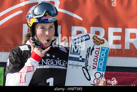 Feldberg, Germania. 12 Feb, 2017. Vincitore Eva Samkova dalla Repubblica ceca cheers sul vincitore il piedistallo al snow board cross di Coppa del Mondo a Feldberg, Germania, 12 febbraio 2017. Foto: Patrick Seeger/dpa/Alamy Live News Foto Stock