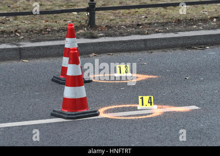 Berlino, Germania. 12 Feb, 2017. Marker con numero può essere visto sul terreno di fronte la Havana Club nel quartiere di Schoeneberg a Berlino, Germania, 12 febbraio 2017. Due portieri sono state riprese nella parte anteriore della discoteca. Secondo il rapporto della polizia, persone sconosciute sparato alcuni colpi all'ingresso della discoteca da un veicolo nella notte da Sabato a Domenica. I due buttafuori, di età compresa tra 26 e 36, sono stati colpiti nelle gambe e portato in ospedale. Foto: Paolo Zinken/dpa/Alamy Live News Foto Stock