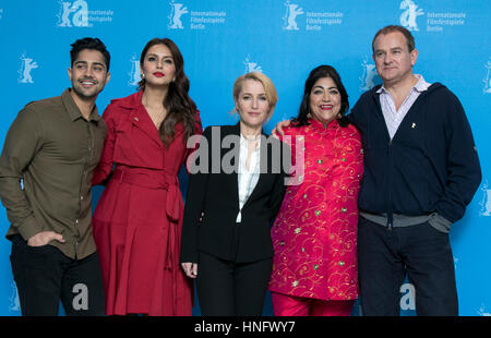 Gli attori Paul Mayeda Berges (l-r), Huma Qureshi, Gillian Anderson, direttore Gurinder Chadha e attore Hugh Bonneville frequentare il photocall di "Viceré's House' durante la 67th International Festival del Cinema di Berlino, Berlinale, presso l'Hotel Hyatt di Berlino, Germania, il 12 febbraio 2017. Foto: Hubert Boesl - nessun filo servizio- foto: Hubert Boesl/dpa Foto Stock