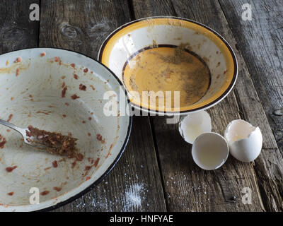 Per la cottura delle costolette. 12 Feb, 2017. Recipiente vuoto cosparsa di resti di agnello macinata Credit: Igor Golovniov/ZUMA filo/Alamy Live News Foto Stock