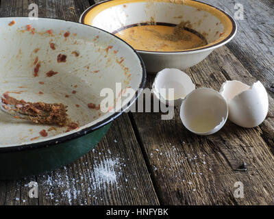 Per la cottura delle costolette. 12 Feb, 2017. Recipiente vuoto cosparsa di resti di agnello macinata Credit: Igor Golovniov/ZUMA filo/Alamy Live News Foto Stock