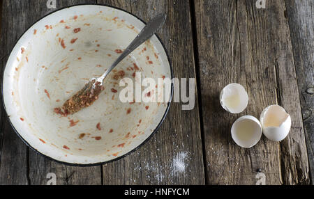 Per la cottura delle costolette. 12 Feb, 2017. Recipiente vuoto cosparsa di resti di agnello macinata Credit: Igor Golovniov/ZUMA filo/Alamy Live News Foto Stock