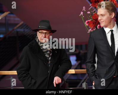 Berlino, Germania. 12 Feb, 2017. Attore Jakub Gierszal (r) e Direttore della Berlinale Dieter Kosslick sul tappeto rosso per il film "Pokot (Spoor)' durante la 67th International Festival del Cinema di Berlino, Berlinale, Berlino, Germania, 12 febbraio 2017. Il film, polacco e tedesco -- Ceca-- svedese slovacco co-produzione è parte della concorrenza alla Berlinale festival. Foto: Jens Kalaene/dpa/Alamy Live News Foto Stock