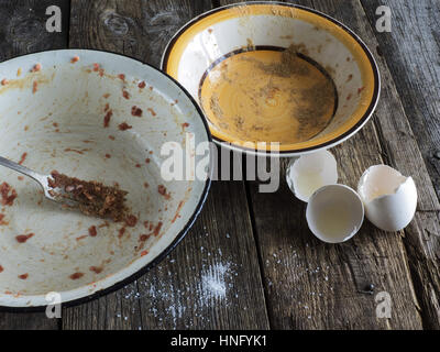 Per la cottura delle costolette. 12 Feb, 2017. Recipiente vuoto cosparsa di resti di agnello macinata Credit: Igor Golovniov/ZUMA filo/Alamy Live News Foto Stock