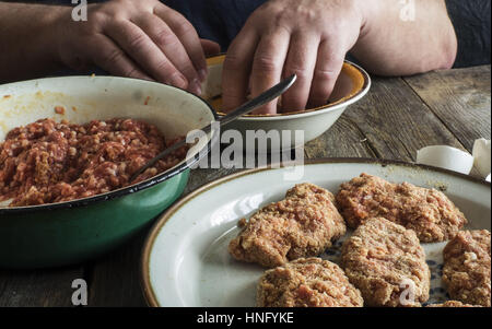 Per la cottura delle costolette. 12 Feb, 2017. L'uomo produce cotolette Credit: Igor Golovniov/ZUMA filo/Alamy Live News Foto Stock