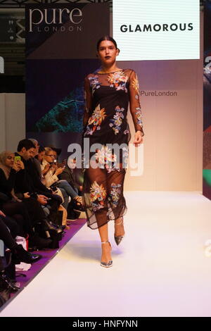 Londra, Regno Unito. 12 Feb, 2017. Pura London 2017 presentati il prossimo autunno e inverno collezioni su piste in Olympia. Pura di Londra è uno dei più importanti fashion fiere nel calendario globale. Credito: Peter Hogan/Alamy Live News Foto Stock