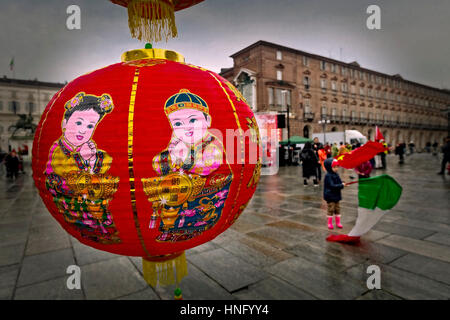 Torino, Italia. Il 12 febbraio 2017. Celebrazioni per il Nuovo Anno Cinese, noto anche come il nuovo anno lunare o festa della primavera e Dragon Dance - 2017 Anno del Gallo Credito: Davvero Facile Star/Alamy Live News Foto Stock
