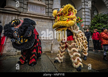 Torino, Italia. Il 12 febbraio 2017. Celebrazioni per il Nuovo Anno Cinese, noto anche come il nuovo anno lunare o festa della primavera e Dragon Dance - 2017 Anno del Gallo Credito: Davvero Facile Star/Alamy Live News Foto Stock