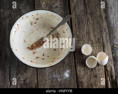 Per la cottura delle costolette. 12 Feb, 2017. Recipiente vuoto cosparsa di resti di agnello macinata Credit: Igor Golovniov/ZUMA filo/Alamy Live News Foto Stock