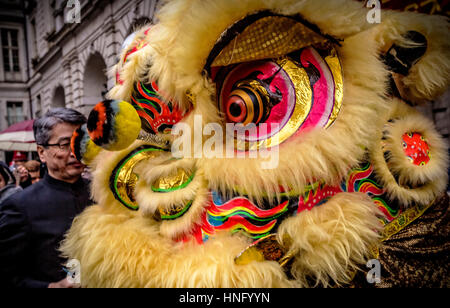 Torino, Italia. Il 12 febbraio 2017. Celebrazioni per il Nuovo Anno Cinese, noto anche come il nuovo anno lunare o festa della primavera e Dragon Dance - 2017 Anno del Gallo Credito: Davvero Facile Star/Alamy Live News Foto Stock