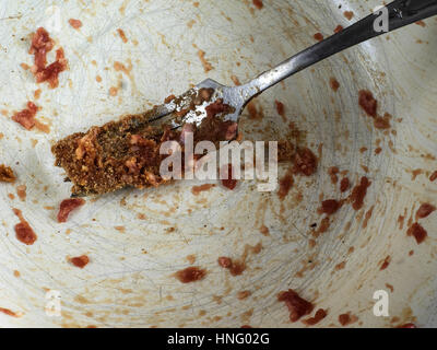 Per la cottura delle costolette. 12 Feb, 2017. Recipiente vuoto cosparsa di resti di agnello macinata Credit: Igor Golovniov/ZUMA filo/Alamy Live News Foto Stock