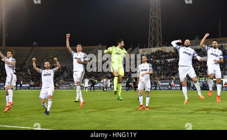 Cagliari, Italia. 12 Feb, 2017. La Juventus' giocatori festeggiare dopo aver vinto la serie di una partita di calcio tra Juventus e Cagliari in Cagliari, Italia, Feb 12, 2017. La Juventus ha vinto 2-0. Credito: Alberto Lingria/Xinhua/Alamy Live News Foto Stock