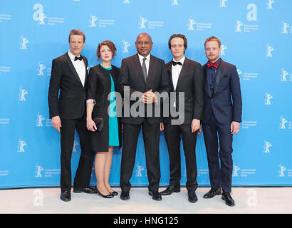 Berlino, Germania. 12 Feb, 2016. Cast membri pongono durante un photocall del film Le Jeune Karl Marx (il giovane Karl Marx) durante la 67th Berlinale Festival Internazionale del Cinema di Berlino, capitale della Germania, nel febbraio 12, 2016. La 67th Berlin International Film Festival si svolge dal 9 febbraio al 19, durante la quale un totale di 399 film provenienti da 72 paesi e regioni saranno proiettati e una serie di eventi culturali si terrà. Credito: Shan Yuqi/Xinhua/Alamy Live News Foto Stock