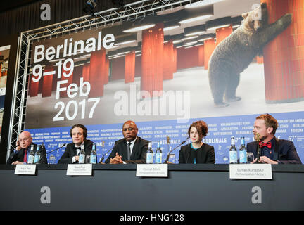 Berlino, Germania. 12 Feb, 2016. Membri del cast del film Le Jeune Karl Marx (il giovane Karl Marx) partecipare ad una conferenza stampa nel corso della sessantasettesima Berlinale festival del cinema di Berlino, capitale della Germania, nel febbraio 12, 2016. La 67th Berlin International Film Festival si svolge dal 9 febbraio al 19, durante la quale un totale di 399 film provenienti da 72 paesi e regioni saranno proiettati e una serie di eventi culturali si terrà. Credito: Shan Yuqi/Xinhua/Alamy Live News Foto Stock