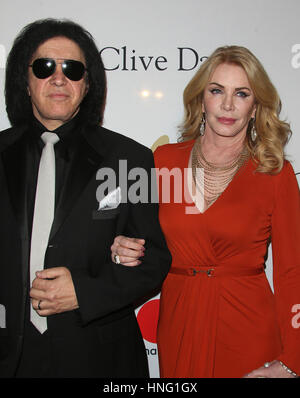 Beverly Hills, CA. Xi Febbraio, 2017. Gene Simmons, Shannon Tweed, al pre-GRAMMY Gala e salutare per l'industria le icone in onore di Debra Lee, presso il Beverly Hilton Hotel In California il 11 febbraio 2017. Foto Stock