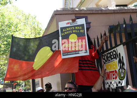 Sydney, Australia. Xiii Febbraio, 2017. Nel nono anniversario dell ex Primo Ministro australiano Kevin Rudd's "scuse" l'organizzazione 'nonne contro rimozioni" organizzato una marcia di protesta da Hyde Park la fontana del NSW il Parlamento. Credito: Credito: Richard Milnes/Alamy Live News Foto Stock