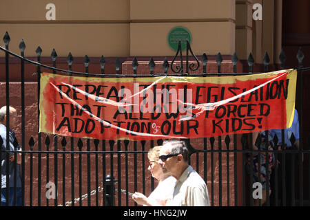 Sydney, Australia. Xiii Febbraio, 2017. Nel nono anniversario dell ex Primo Ministro australiano Kevin Rudd's "scuse" l'organizzazione 'nonne contro rimozioni" organizzato una marcia di protesta da Hyde Park la fontana del NSW il Parlamento. Credito: Credito: Richard Milnes/Alamy Live News Foto Stock