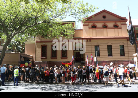 Sydney, Australia. Xiii Febbraio, 2017. Nel nono anniversario dell ex Primo Ministro australiano Kevin Rudd's "scuse" l'organizzazione 'nonne contro rimozioni" organizzato una marcia di protesta da Hyde Park la fontana del NSW il Parlamento. Credito: Credito: Richard Milnes/Alamy Live News Foto Stock