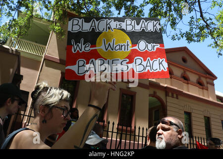 Sydney, Australia. Xiii Febbraio, 2017. Nel nono anniversario dell ex Primo Ministro australiano Kevin Rudd's "scuse" l'organizzazione 'nonne contro rimozioni" organizzato una marcia di protesta da Hyde Park la fontana del NSW il Parlamento. Credito: Credito: Richard Milnes/Alamy Live News Foto Stock