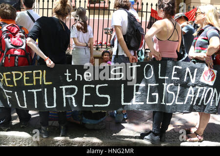 Sydney, Australia. Xiii Febbraio, 2017. Nel nono anniversario dell ex Primo Ministro australiano Kevin Rudd's "scuse" l'organizzazione 'nonne contro rimozioni" organizzato una marcia di protesta da Hyde Park la fontana del NSW il Parlamento. Credito: Credito: Richard Milnes/Alamy Live News Foto Stock