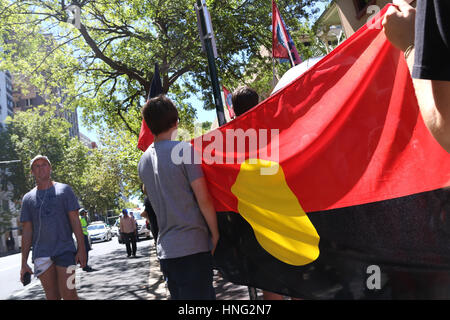 Sydney, Australia. Xiii Febbraio, 2017. Nel nono anniversario dell ex Primo Ministro australiano Kevin Rudd's "scuse" l'organizzazione 'nonne contro rimozioni" organizzato una marcia di protesta da Hyde Park la fontana del NSW il Parlamento. Credito: Credito: Richard Milnes/Alamy Live News Foto Stock