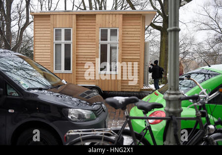 Berlino, Germania. 02Feb, 2017. La parte esterna di un appartamento in miniatura su ruote nel quartiere di Kreuzberg di Berlino, Germania, 02 febbraio 2017. Il concetto appartamento noto come 'piccolo100' è un mero 6,4 metri quadri di grandi dimensioni. Foto: Rainer Jensen/dpa/Alamy Live News Foto Stock