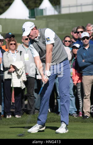 Pebble Beach, Stati Uniti d'America. 12 Feb, 2017. Pebble Beach, California, Stati Uniti d'America Brandt Snedeker aziona il 3 concorrenti a spiaggia ghiaiosa links durante l'ultimo round del famoso AT&T Pro-Am, 2017 Credit: Motofoto/Alamy Live News Foto Stock