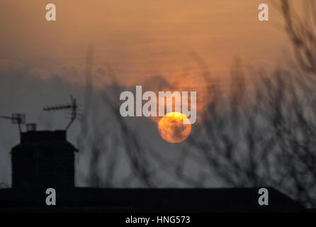 Wimbledon, Londra, Regno Unito. 13 Feb 2017. Dopo un weekend grigio e freddo, il sole finalmente emerge dalle nuvole all'ora di punta il lunedì mattina sui tetti nel sud-ovest di Londra. Credit: Redazione di Malcolm Park/Alamy Live News Foto Stock