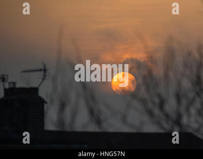 Wimbledon, Londra, Regno Unito. 13 Feb 2017. Dopo un weekend grigio e freddo, il sole finalmente emerge dalle nuvole all'ora di punta il lunedì mattina sui tetti nel sud-ovest di Londra. Credit: Redazione di Malcolm Park/Alamy Live News Foto Stock