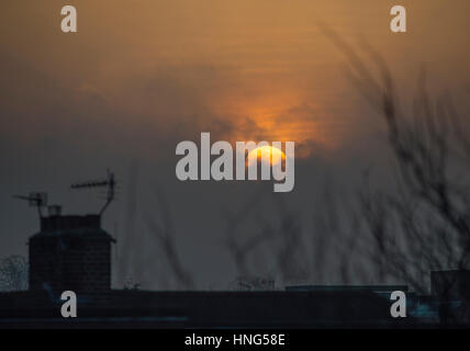 Wimbledon, Londra, Regno Unito. 13 Feb 2017. Dopo un weekend grigio e freddo, il sole finalmente emerge dalle nuvole all'ora di punta il lunedì mattina sui tetti nel sud-ovest di Londra. Credit: Redazione di Malcolm Park/Alamy Live News Foto Stock