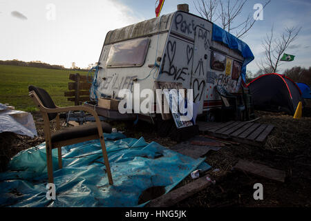 Anti-fracking manifestanti su Barton Moss Road presso la Barton Moss protesta camp, Salford, England, Regno Unito Foto Stock