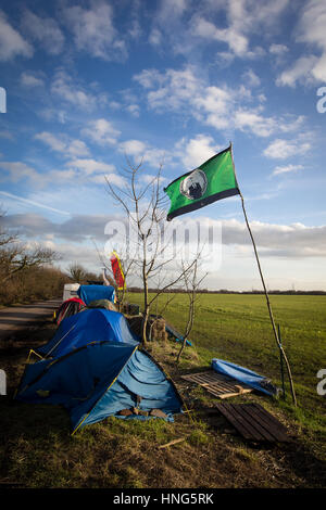 Anti-fracking manifestanti su Barton Moss Road presso la Barton Moss protesta camp, Salford, England, Regno Unito Foto Stock