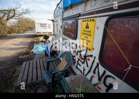 Anti-fracking manifestanti su Barton Moss Road presso la Barton Moss protesta camp, Salford, England, Regno Unito Foto Stock