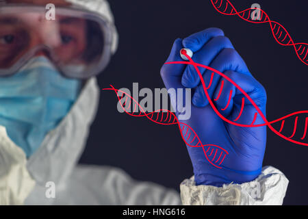 Ingegneria genetica e la scienza, scienziato indossando indumenti di protezione lavora in laboratorio Foto Stock