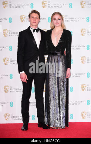 George MacKay e Sophie Turner in sala stampa durante l'EE British Academy Film Awards tenutosi presso la Royal Albert Hall, Kensington Gore, Kensington, Londra. Foto Stock
