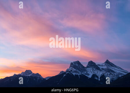 Sunrise sulle tre sorelle Montagne in Canmore, Alberta, Canada Foto Stock