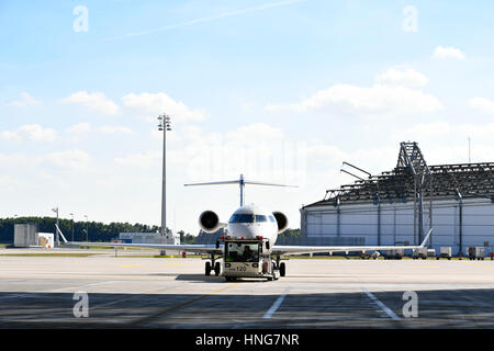 Spingere indietro il carrello, aeromobili, manutenzione hall, hangar, tirare, raggio, piano roll, MUC, EDDM, Aeroporto di Monaco di Baviera, Erding, Freising, Monaco di Baviera Foto Stock