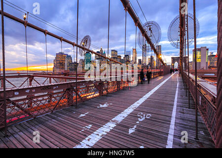 Il Ponte di Brooklyn al tramonto, nella città di New York, America Foto Stock