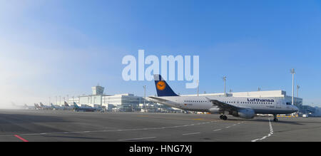 Lufthansa, aeromobili, piano, terminale 2, satellite, Torre, vista panorama, cielo blu, traffico, roll, MUC, EDDM, Aeroporto di Monaco di Baviera, Erding, Freising, Monaco di Baviera Foto Stock